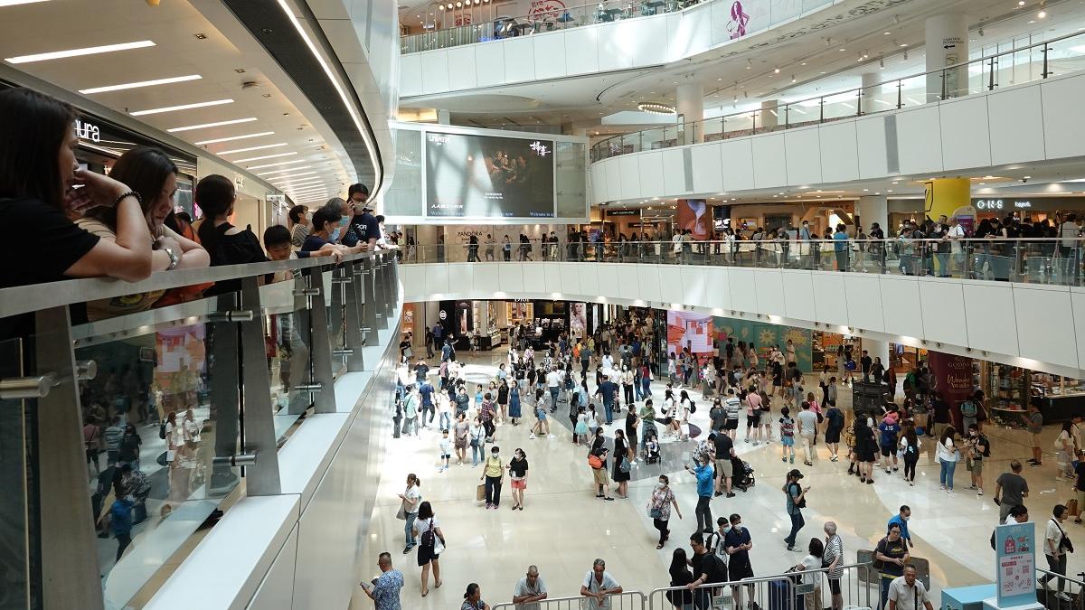 據報政府正與地產商研究延長商場營業時間。(資料圖片／陳奕釗攝)