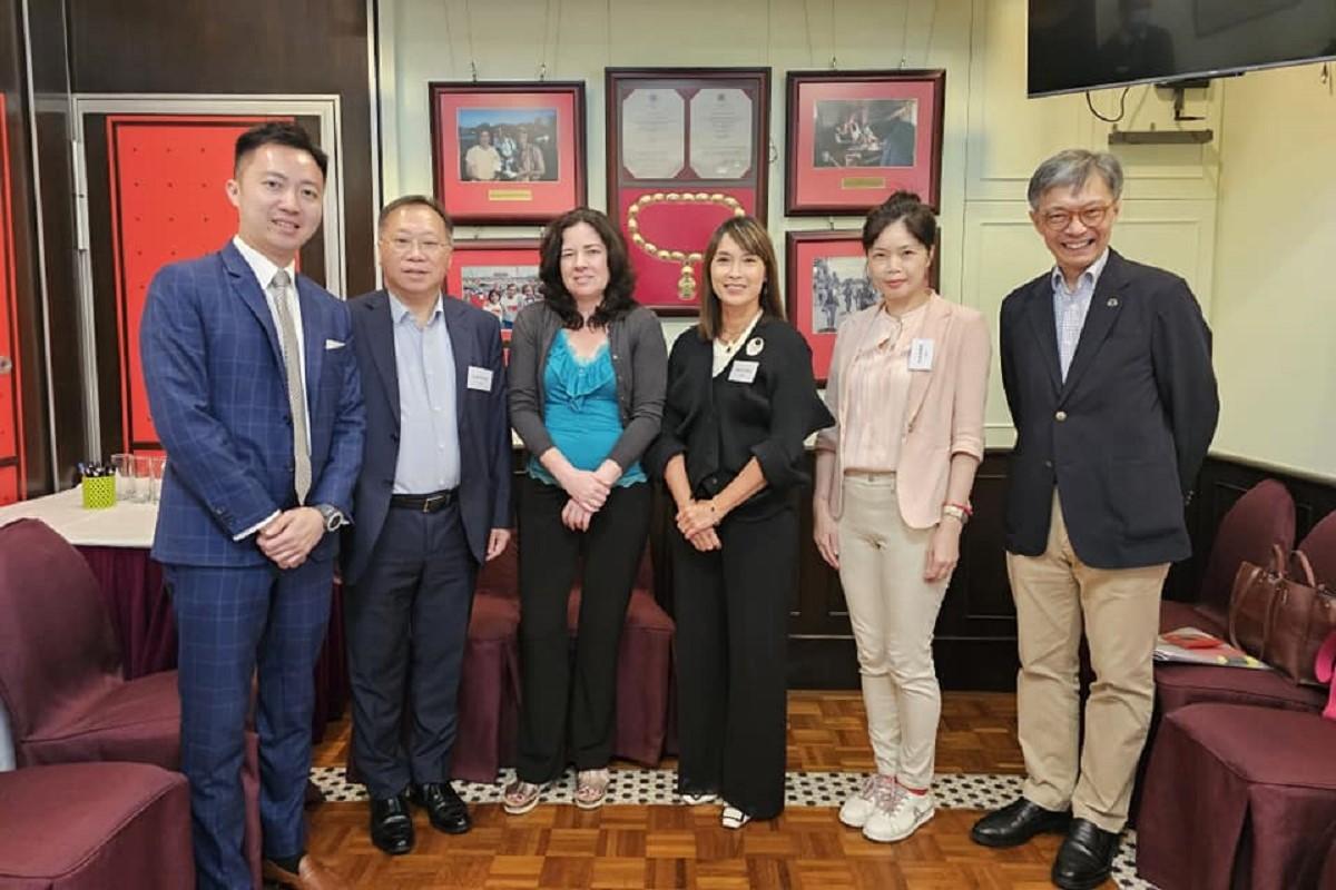 李梓敬(左一)、江玉歡(左四)等今日出席香港外國記者會午餐會。(江玉歡FB)