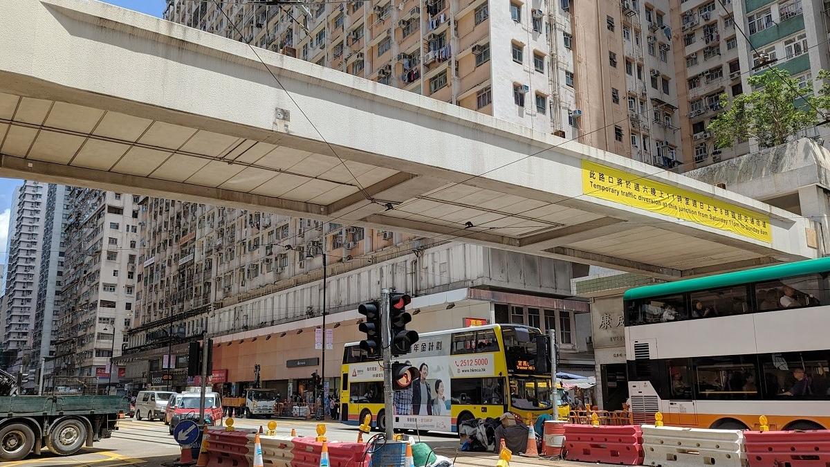 英皇道近糖水道的行人天橋即將拆卸。(《am730》記者攝)
