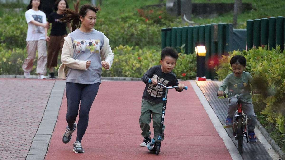 港大一項研究指，本港兒童在疫情期間長期缺乏體能活動。(資料圖片／鍾式明攝)