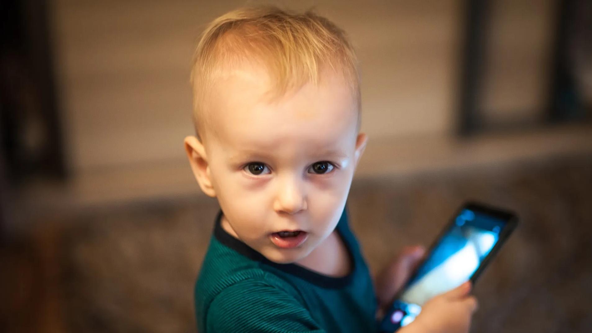 專家建議家長應限制幼兒使用螢幕時間。(互聯網)