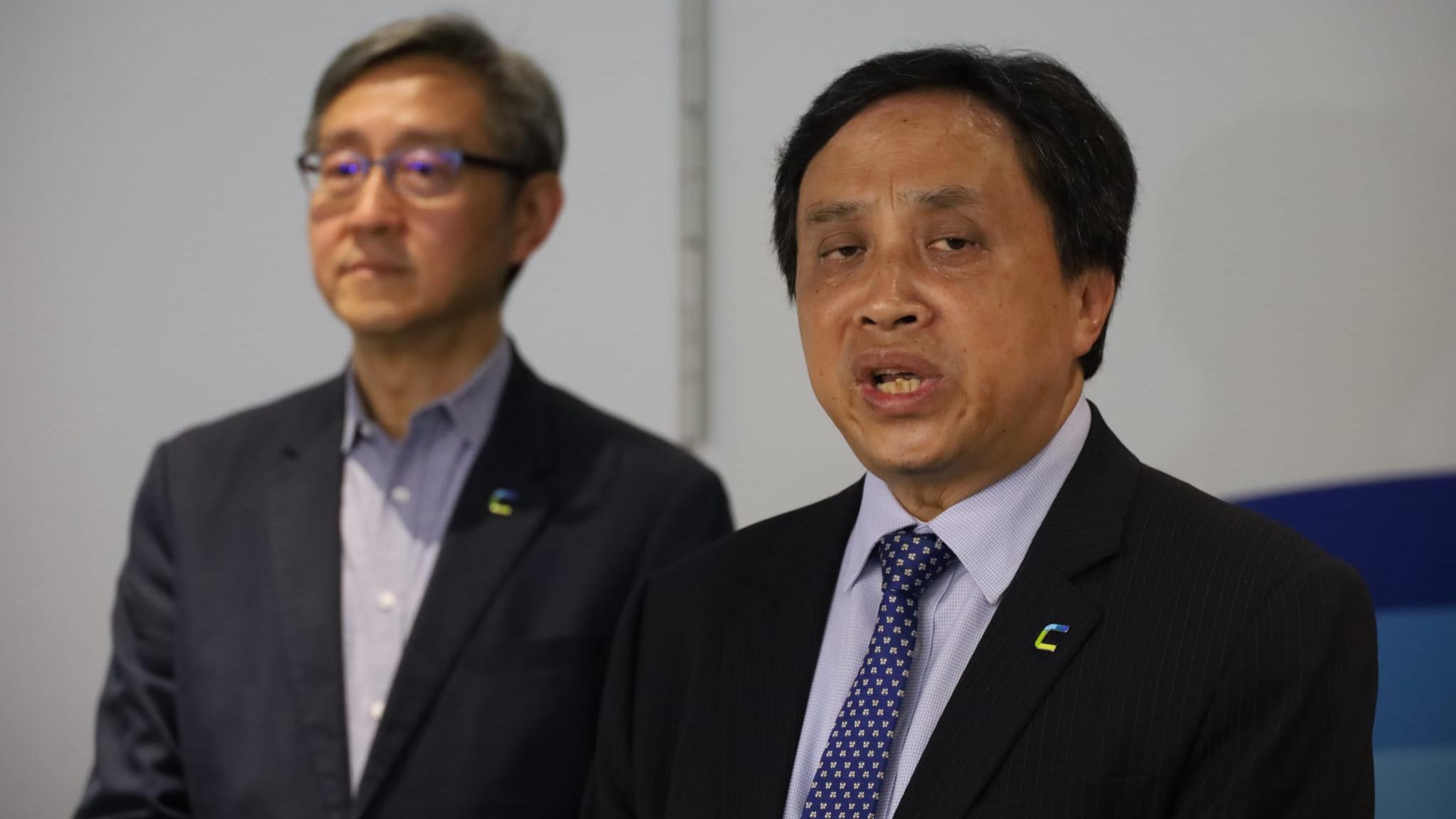 數碼港董事局主席陳細明(右)及行政總裁任景信(左)今晚交代事件。(鍾式明攝)