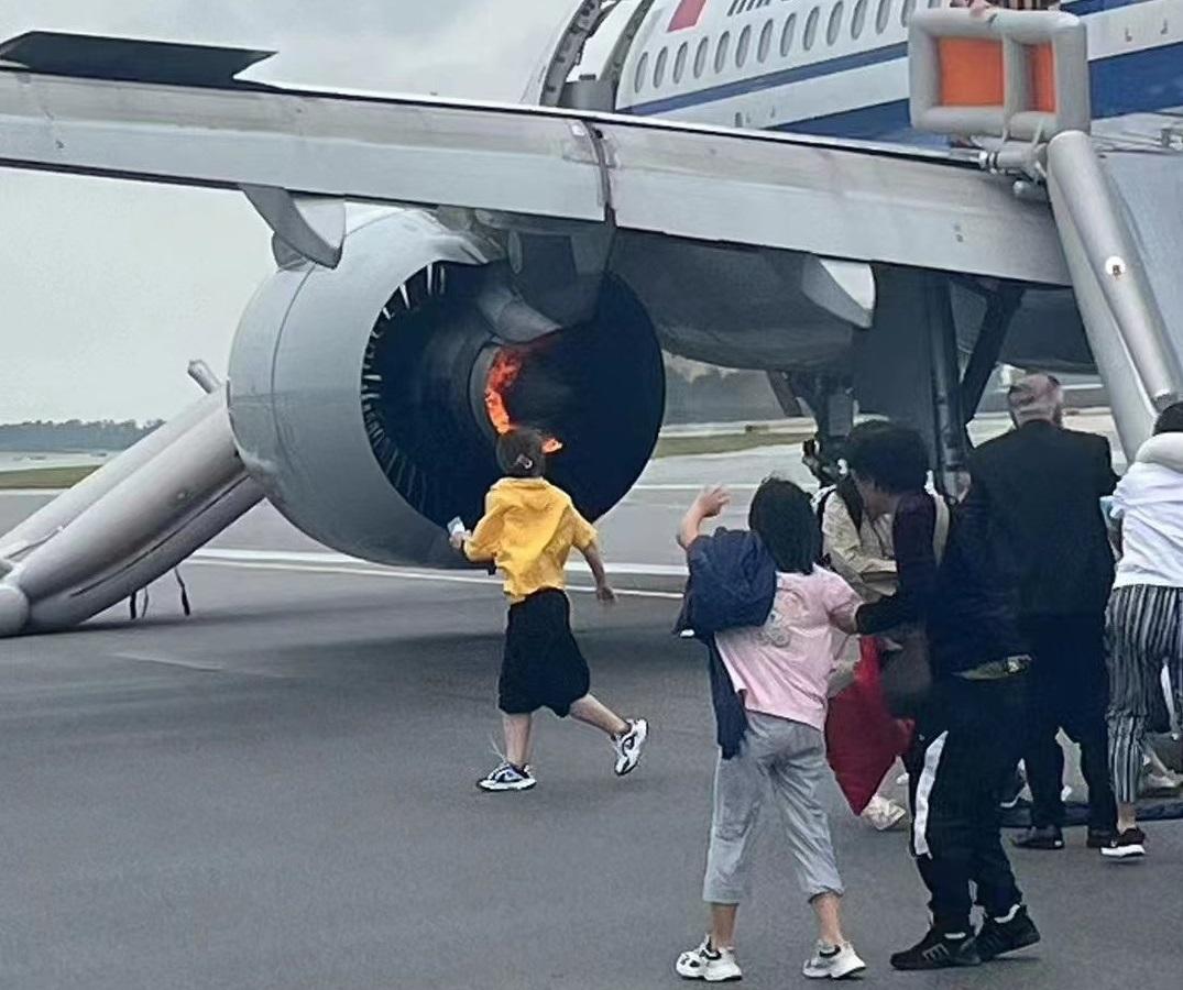 乘客疏散至跑道，客機引擎仍在冒出火焰。(互聯網)