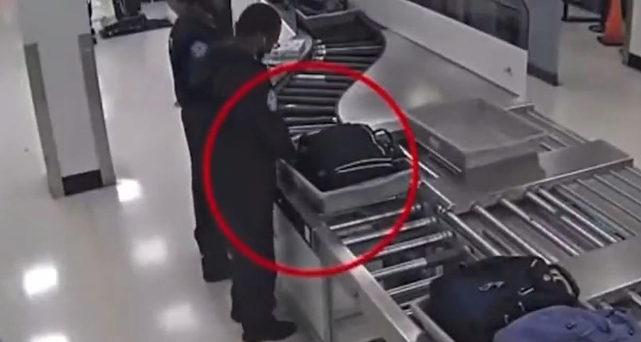 機場職員在進行安檢時，偷偷打開旅客的行李偷取財物。(影片截圖)