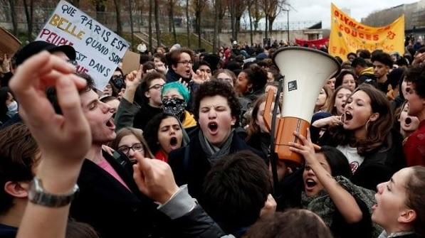 圖為法國年輕人早年參加反政府示威。(資料圖片)