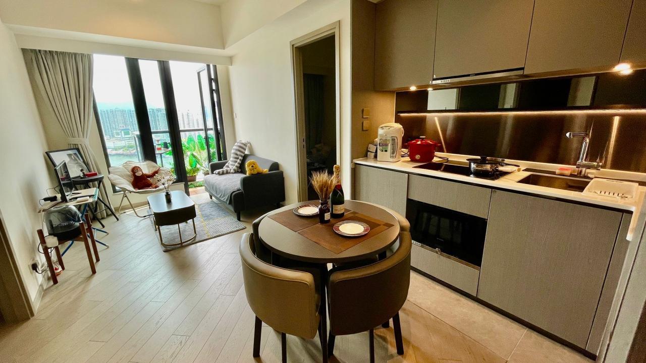 單位大廳以長方形開則，配以開放式廚房，間隔闊落實用。