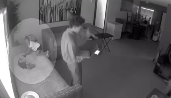 手槍亂放梳化 美3歲女童誤拿 開槍射爆手 嚇人片段曝光(有片)