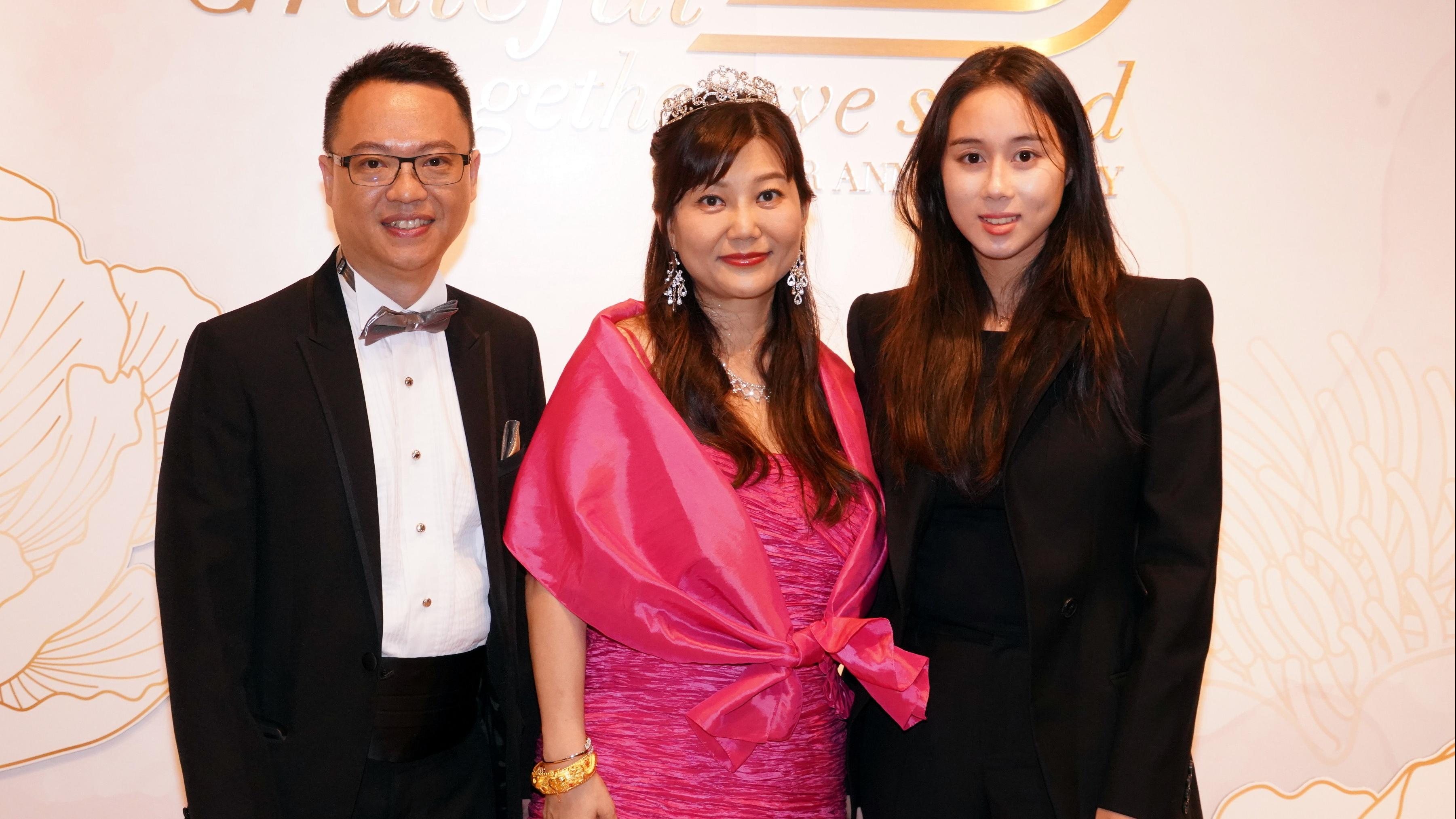 養和醫院唐琼雄醫生結婚25周年「最美千金」何超欣到賀坐足全場