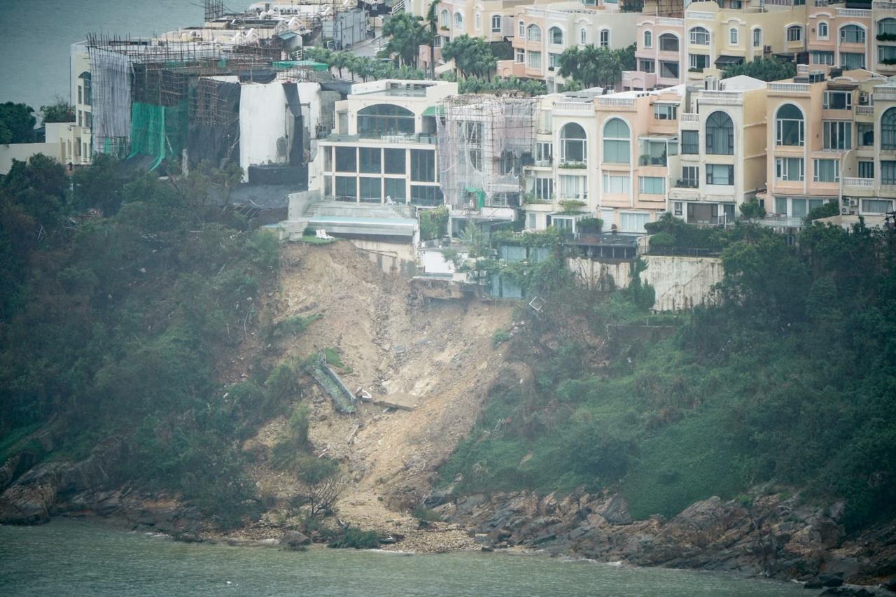 紅山半島山泥傾瀉，70及72號屋發現僭建物，屋宇署申手令擬進入74號屋。(資料圖片)