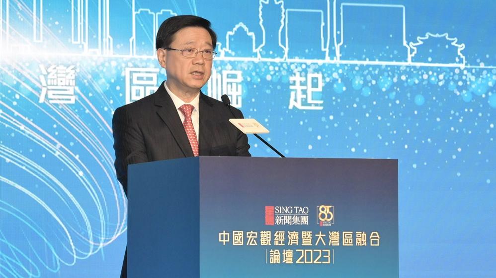 特首李家超今日一個媒體有關中國宏觀經濟暨大灣區融合的論壇上致辭。(政府新聞處圖)