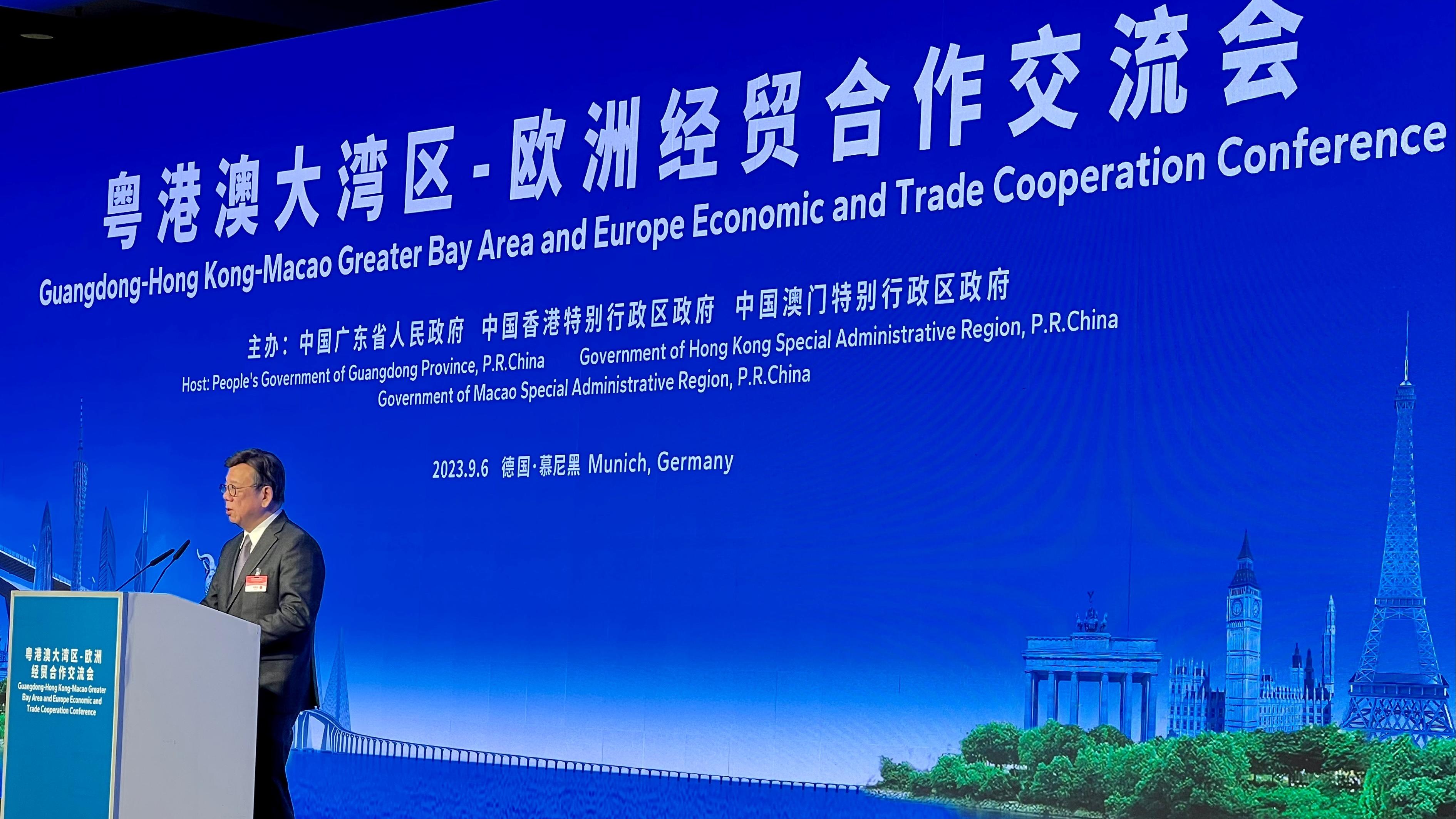 丘應樺在德國慕尼黑出席粵港澳大灣區—歐洲經貿合作交流會，並在會上致辭。(政府新聞處圖)