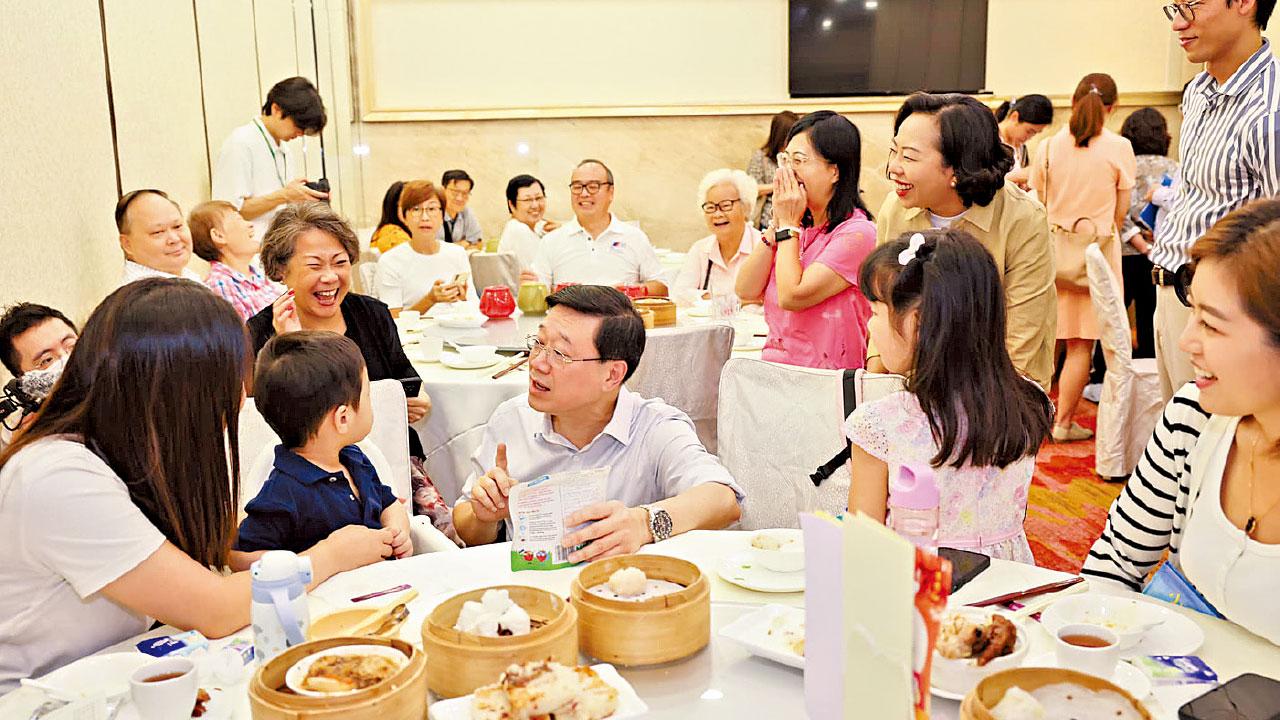 李家超再落區巡元朗 訪劏房酒樓街市與市民交流