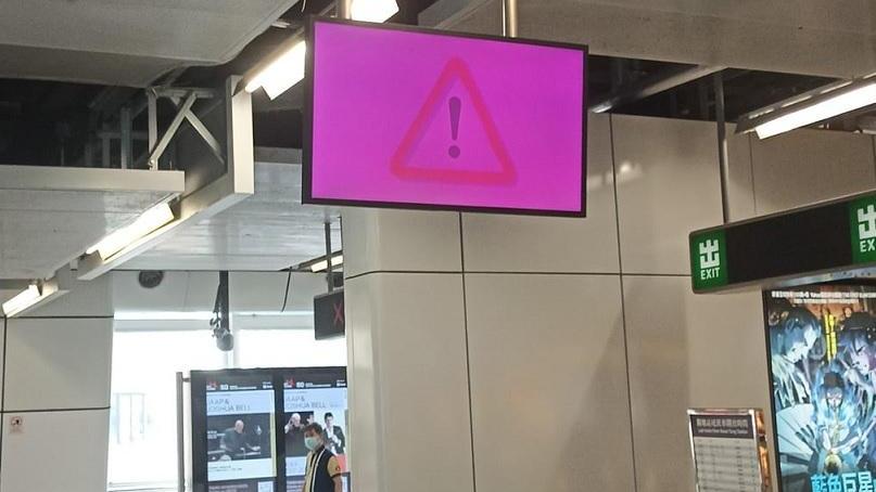 港鐵觀塘站日前有人進入路軌，彩虹至調景嶺站列車服務暫停。(香港突發事故報料區@FB圖片)