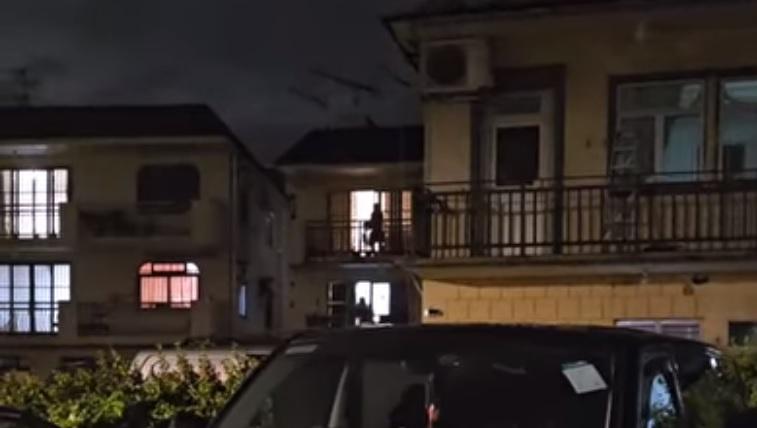 6歲男童疑打爛玻璃杯 遭爺爺打腳兼抱出露台作勢扔落街責罰 