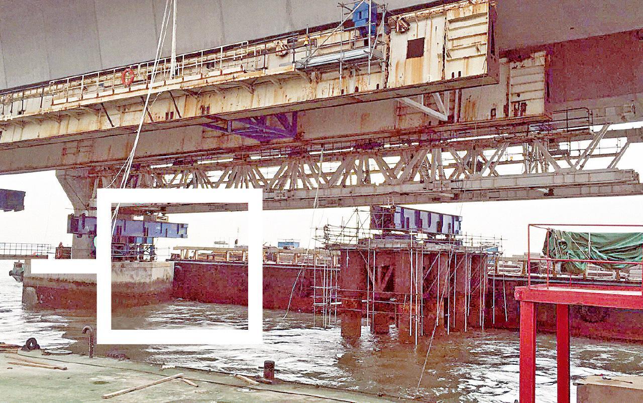 工作台的鋼纜斷裂再墮海。