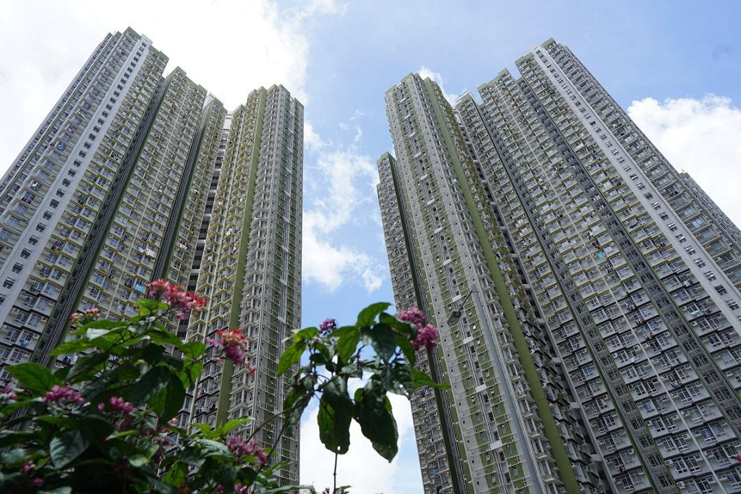 珍惜生命｜安達邨青年爬出大廈外牆母捉住 街坊目擊報警求助