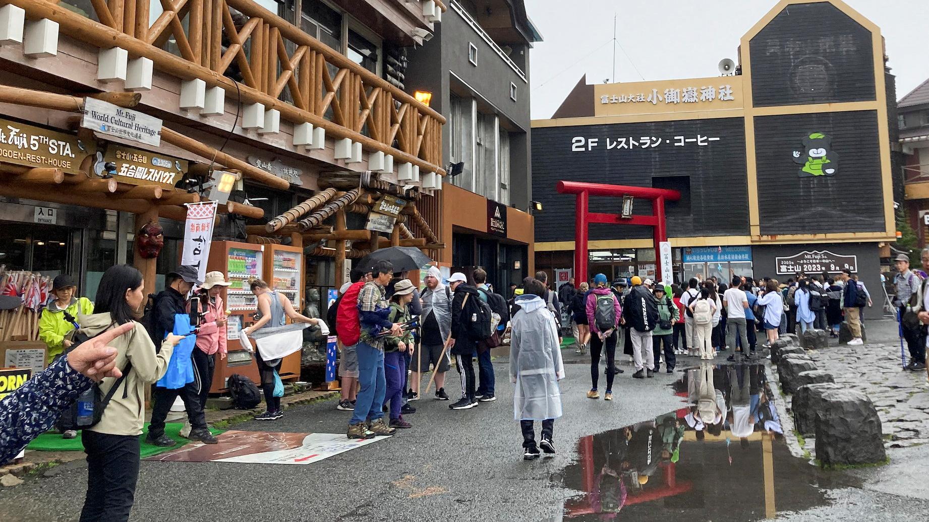 富士山迫爆！擬建輕軌電車遏人潮 禁絕民間車輛 來回票價一萬日圓