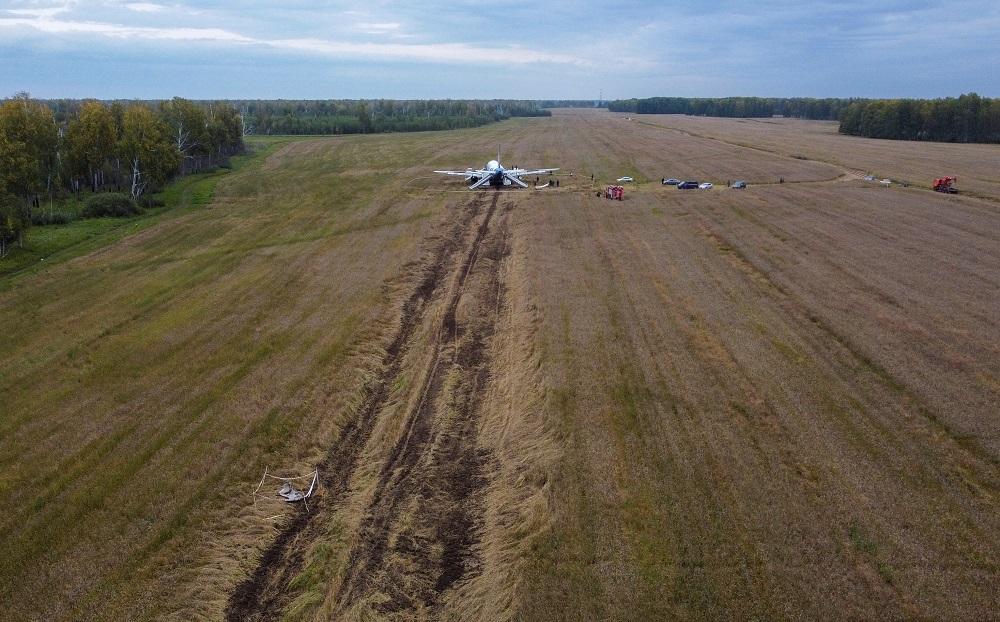俄羅斯一架客機成功在農田上緊急着陸。(路透社)