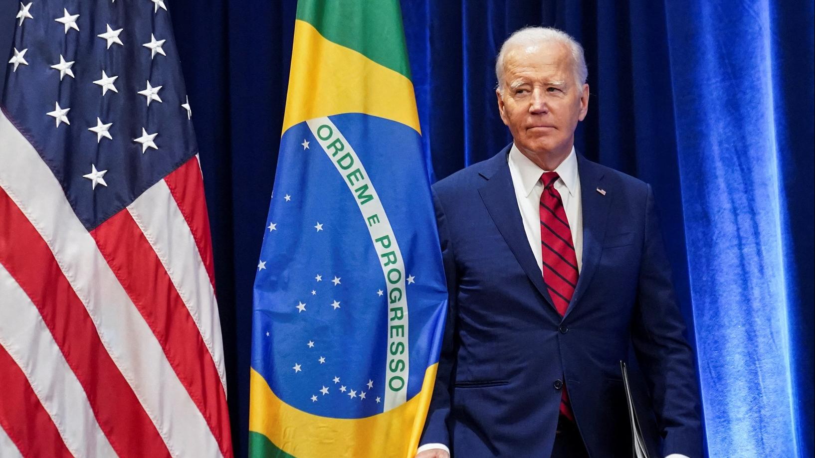 聯合國大會｜拜登又出醜！幾乎撞冧巴西國旗 上台只顧玩耳機 仲忘記跟巴西總統握手