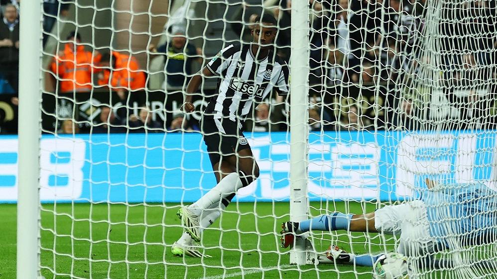 伊沙克為紐卡素攻入唯一入球擊敗曼城。(路透社)