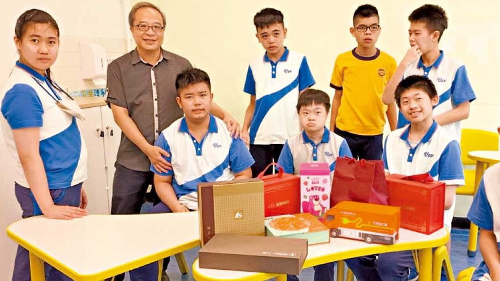 傳媒捐贈月餅 學童街坊受惠