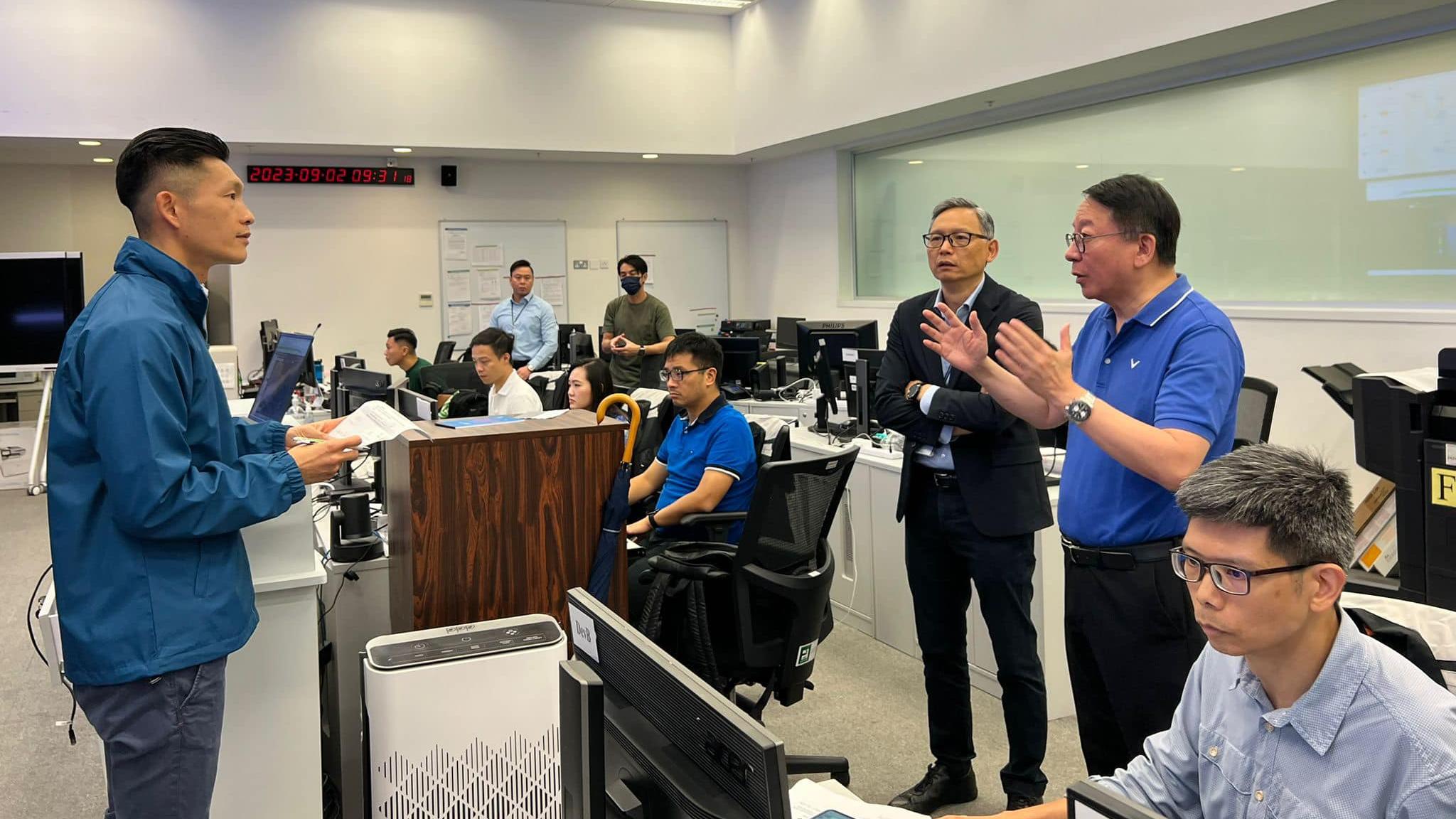 陳國基在緊急事故監察及支援中心。(陳國基Facebook)