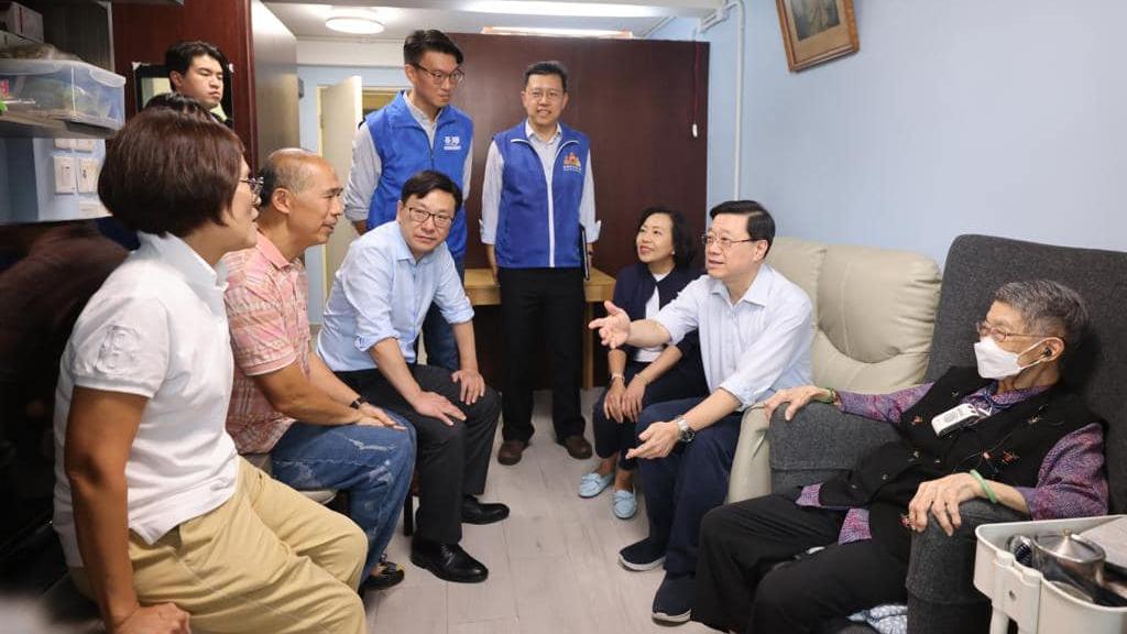 施政報告2023｜李家超落區家訪荃灣福來邨住戶　指「心」入社區聆聽聲音(李家超fb)