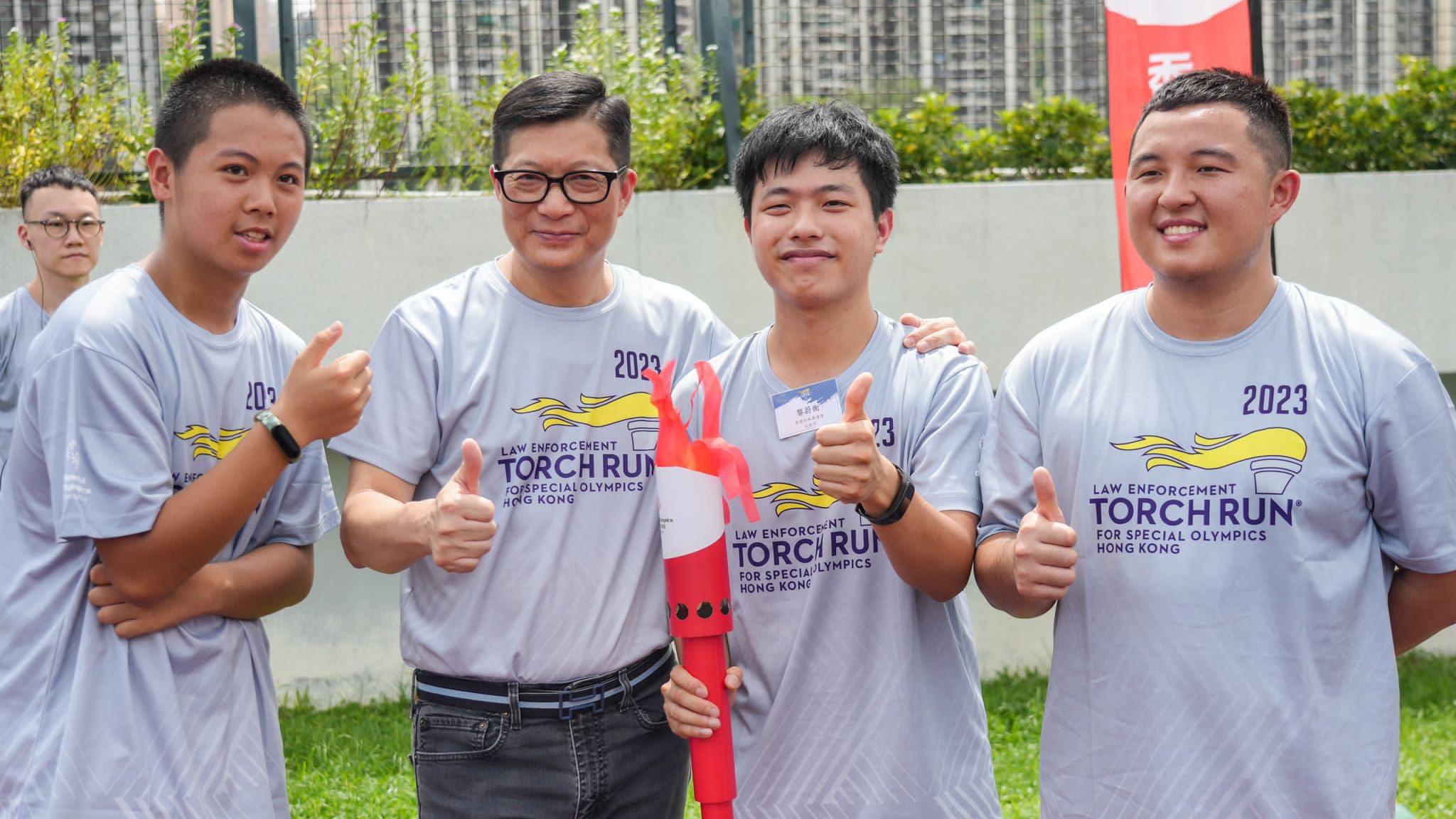 鄧炳強手持火炬接力跑　為「特奥」運動員打氣｜Ray Online(鄧炳強Fb圖片)