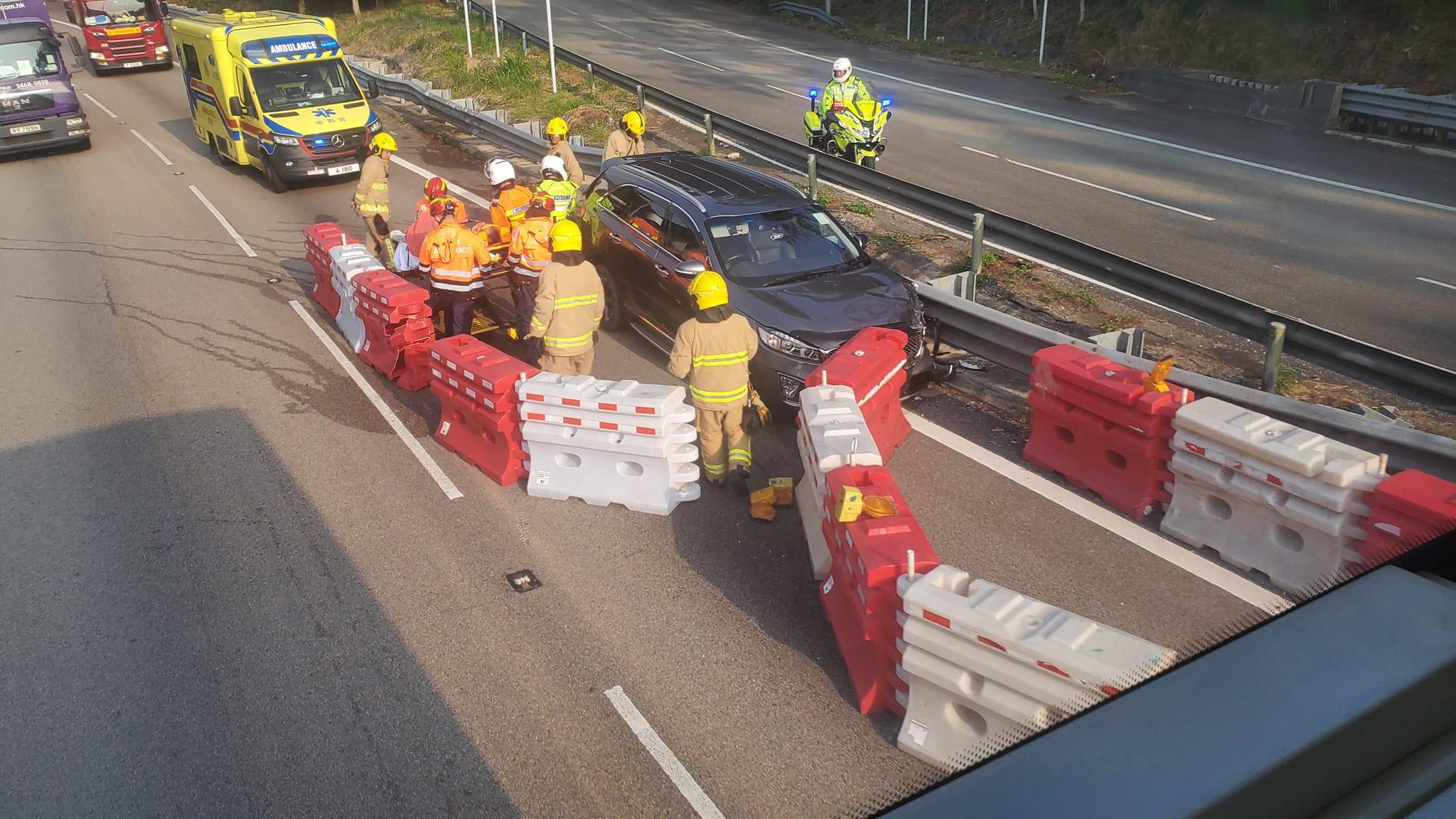 屯門公路「拓海灣」私家車自炒撞壆　司機一度被困