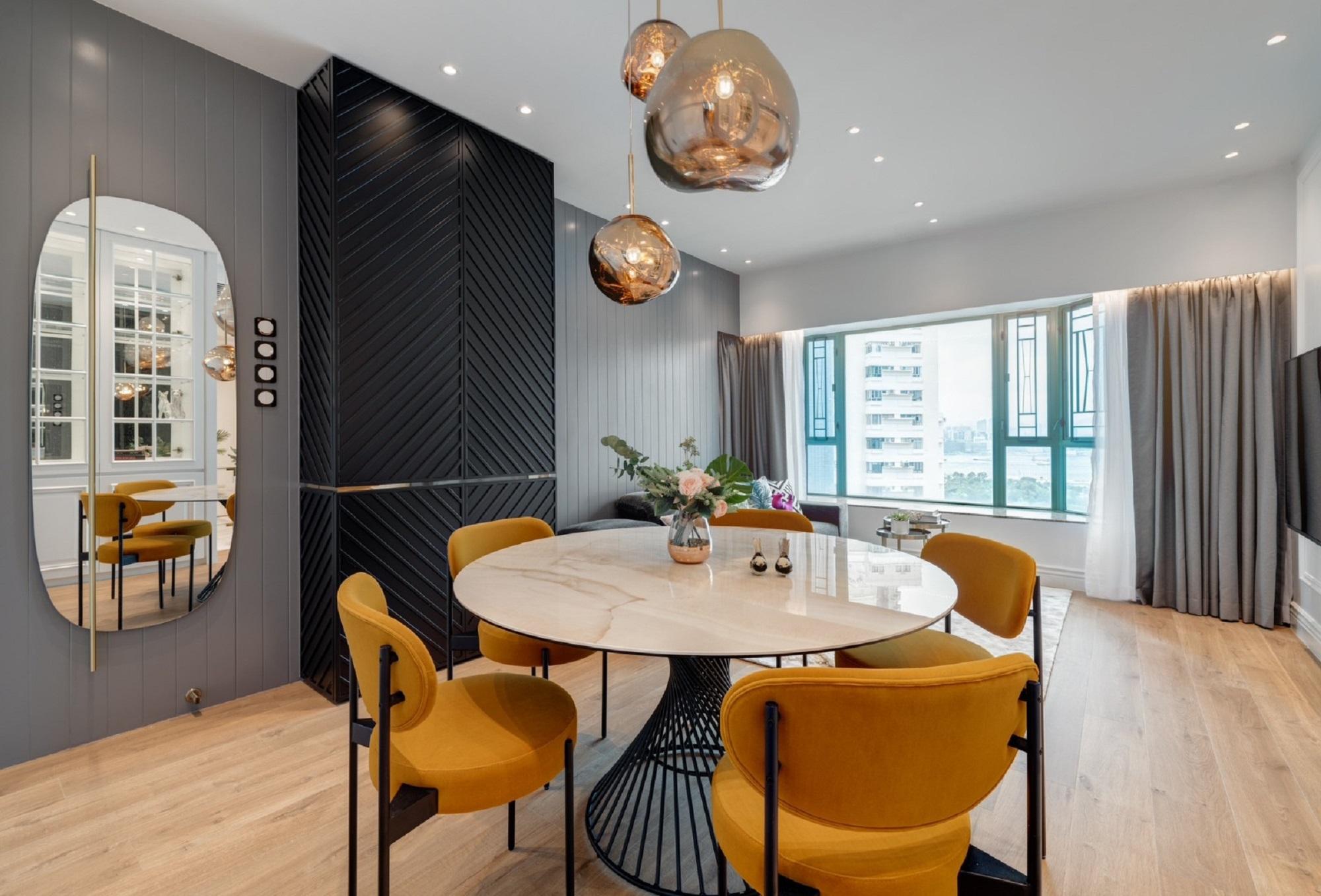 大廳空間寬敞，配以別緻的吊燈和全身鏡，將精緻度提升。