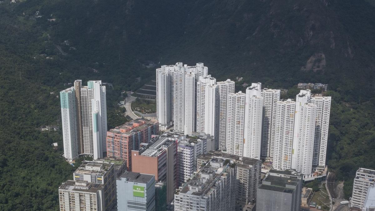 火炭平房區擬建的公屋位於單幢居屋彩禾苑後山，鄰近公屋駿洋邨。(資料圖片)