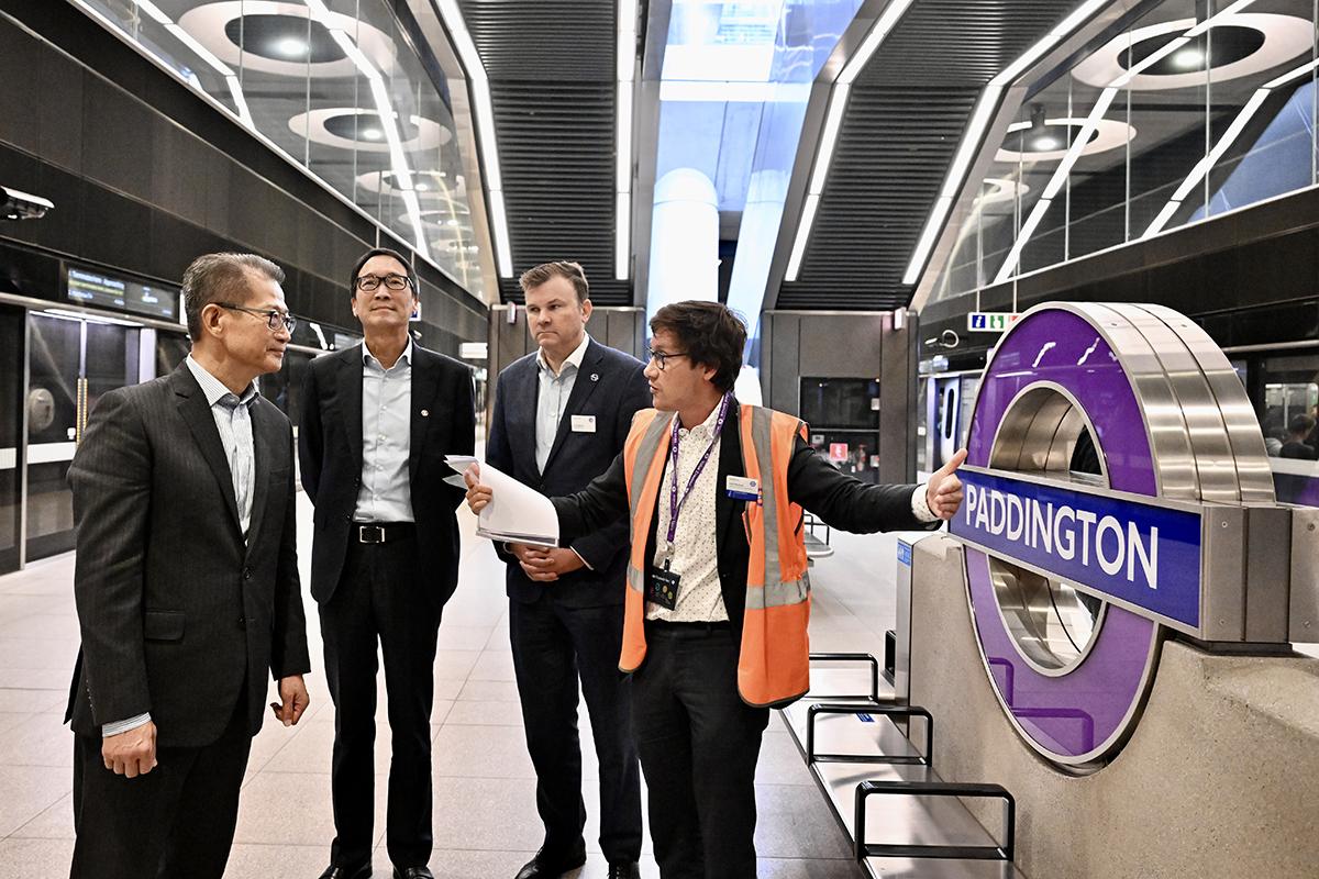 陳茂波(左一)到倫敦參觀伊利沙伯綫Paddington站。(政府新聞處)