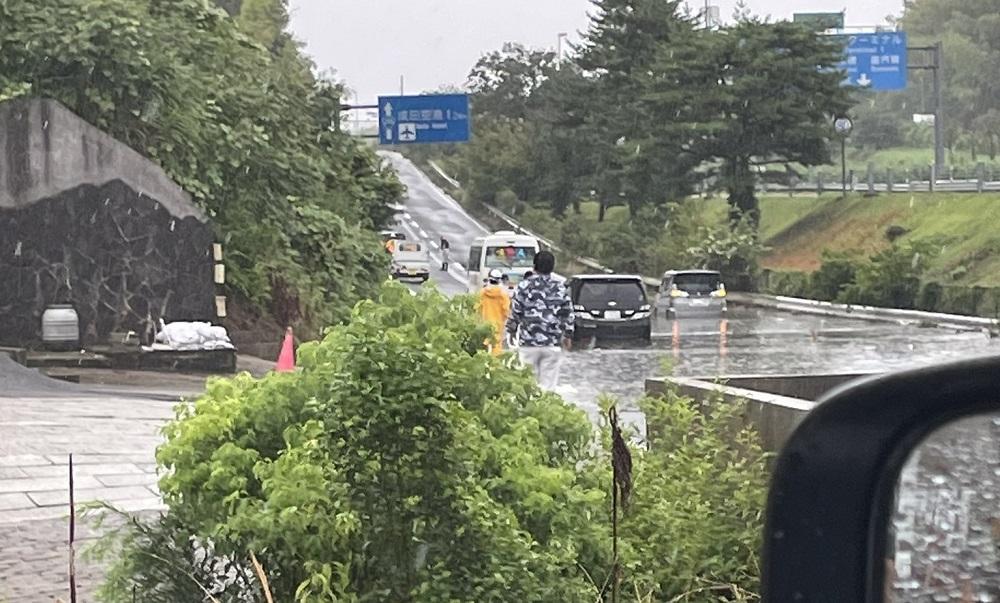 前往成田機場附近有道路水浸。(X)