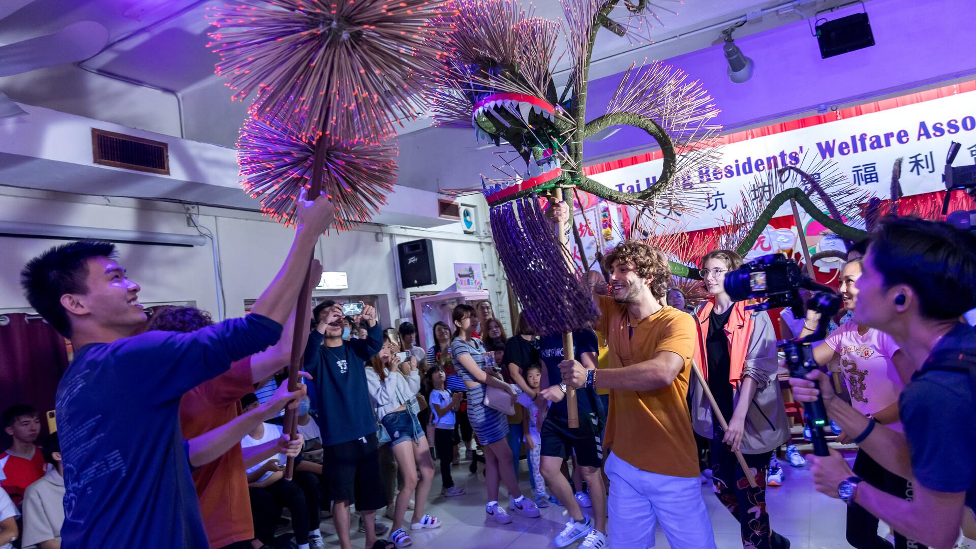 香港夜繽紛｜旅發局邀請中外學生舞火龍　西班牙學生大呼體驗不可思議(旅發局提供)