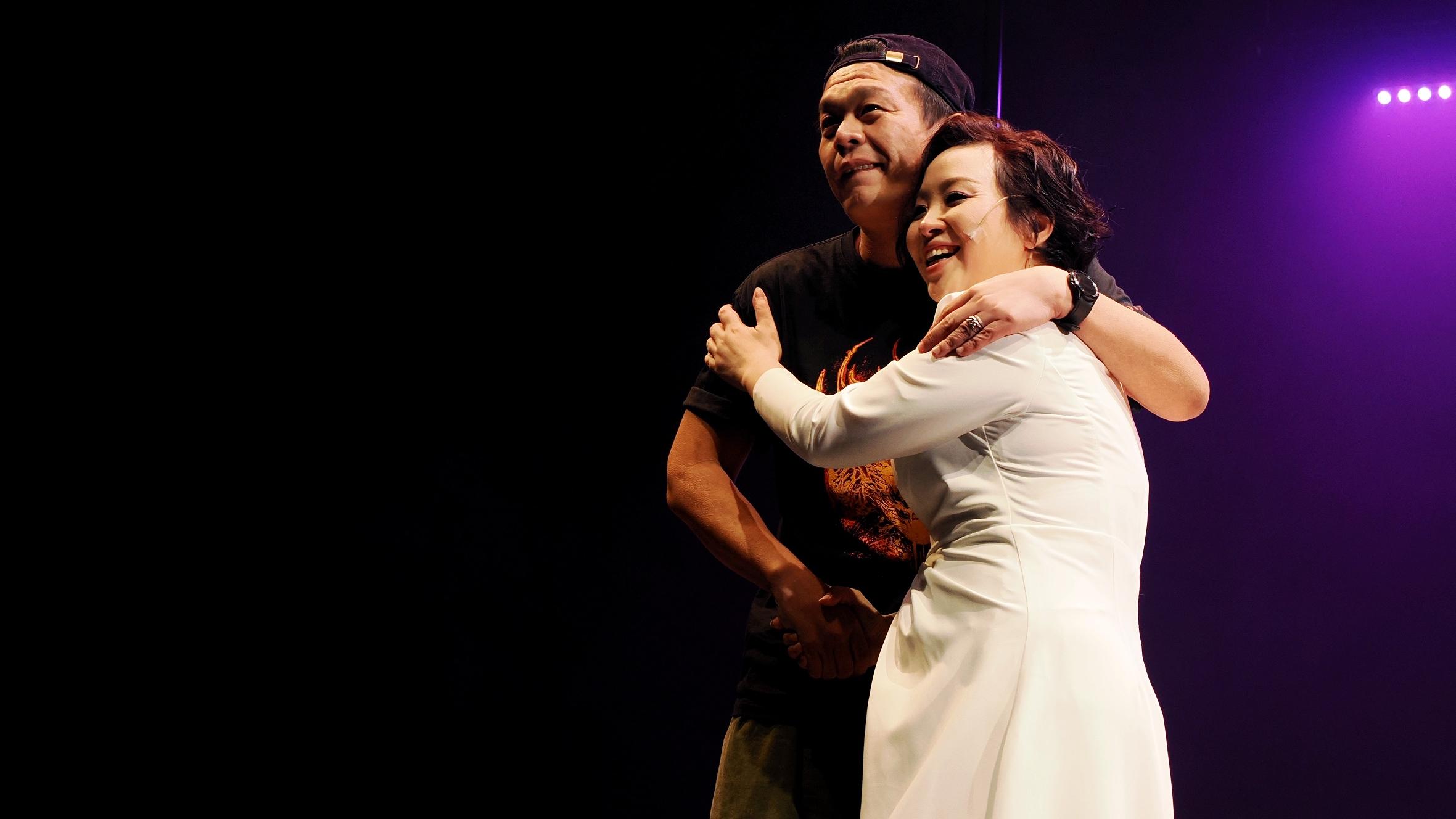 蝦頭楊詩敏獨腳戲首演感激舊愛導演火火   二人謝幕相擁而哭 