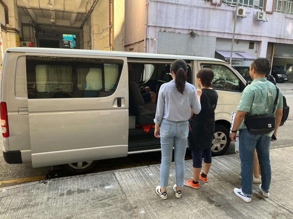 警方搗破葵涌4間無牌按摩院 扣捕4女子 (警方圖片)