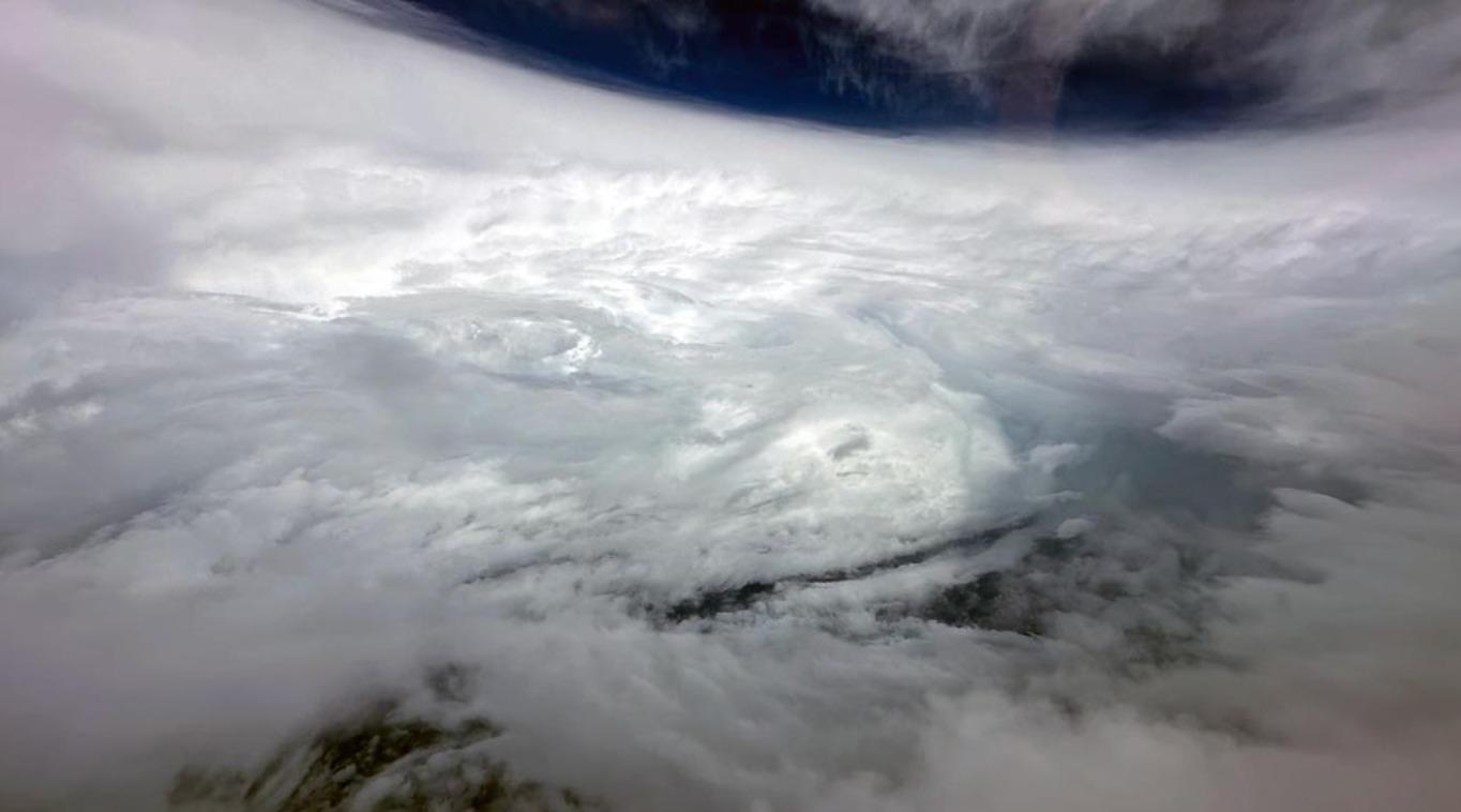 颱風蘇拉｜飛行服務隊定翼機近距離直擊風眼。