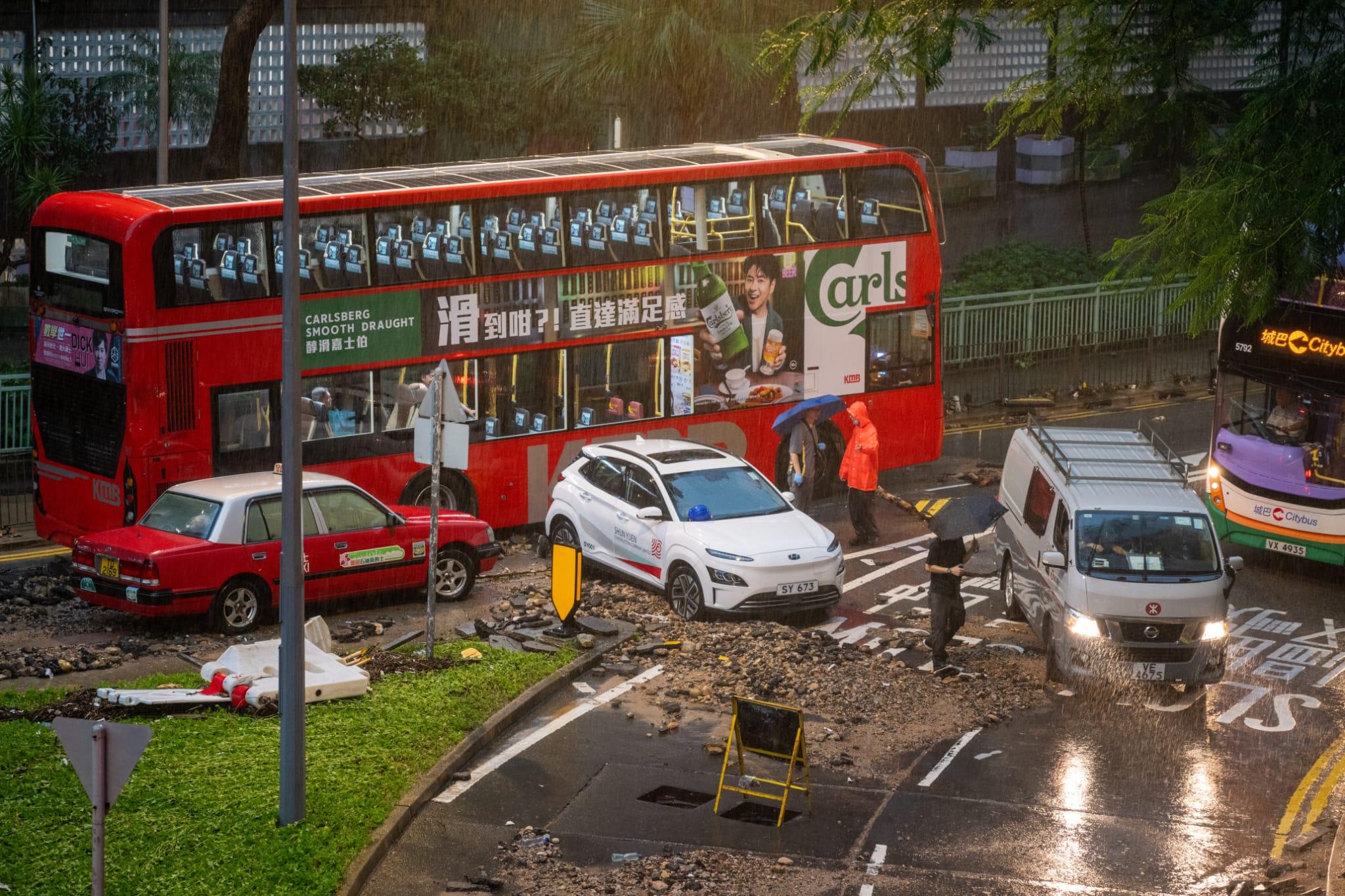 黑雨︱網民湧天文台fb批太遲發出　批緊急警示系統形同虛設