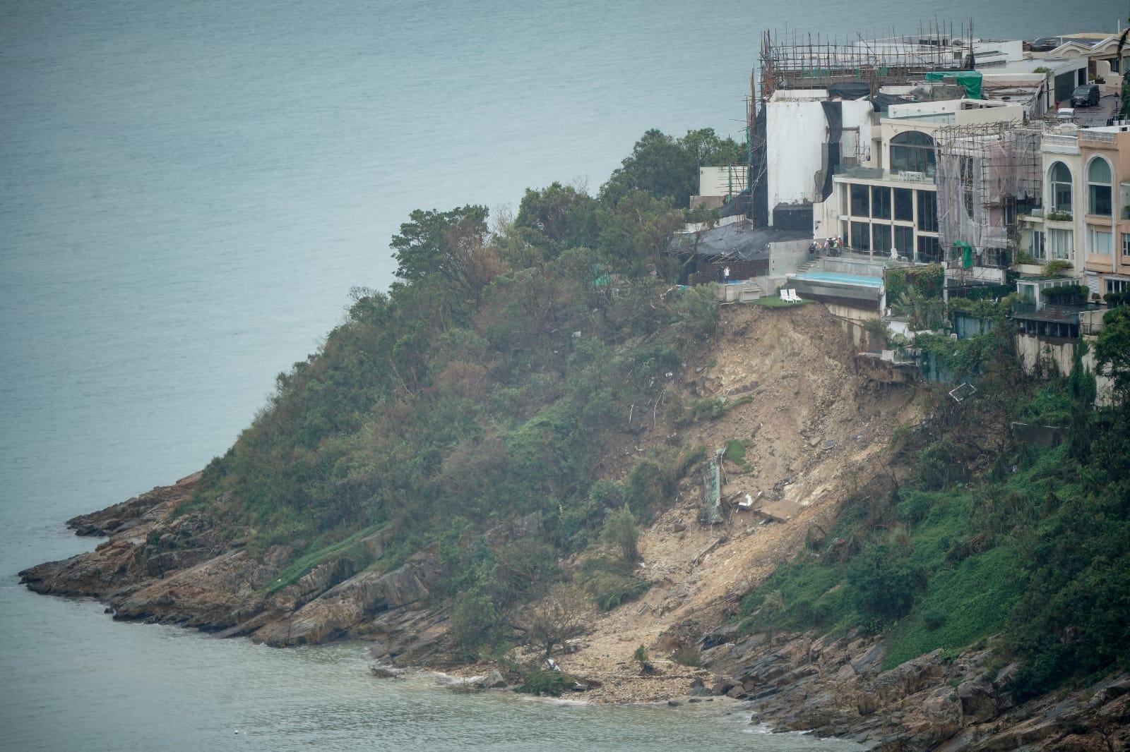 紅山半島大面積塌山泥致地基外露(李睿哲攝)