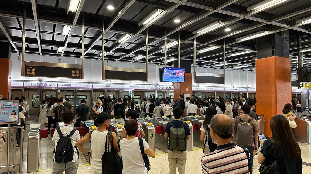 港鐵坑口站繁忙時間訊號故障　列車一度服務受阻