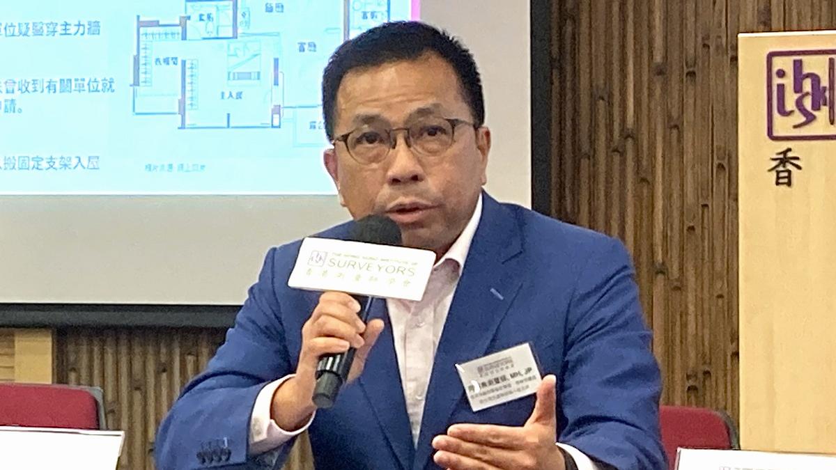 何鉅業認為，若太陽能板有問題便應盡早移除。(資料圖片)