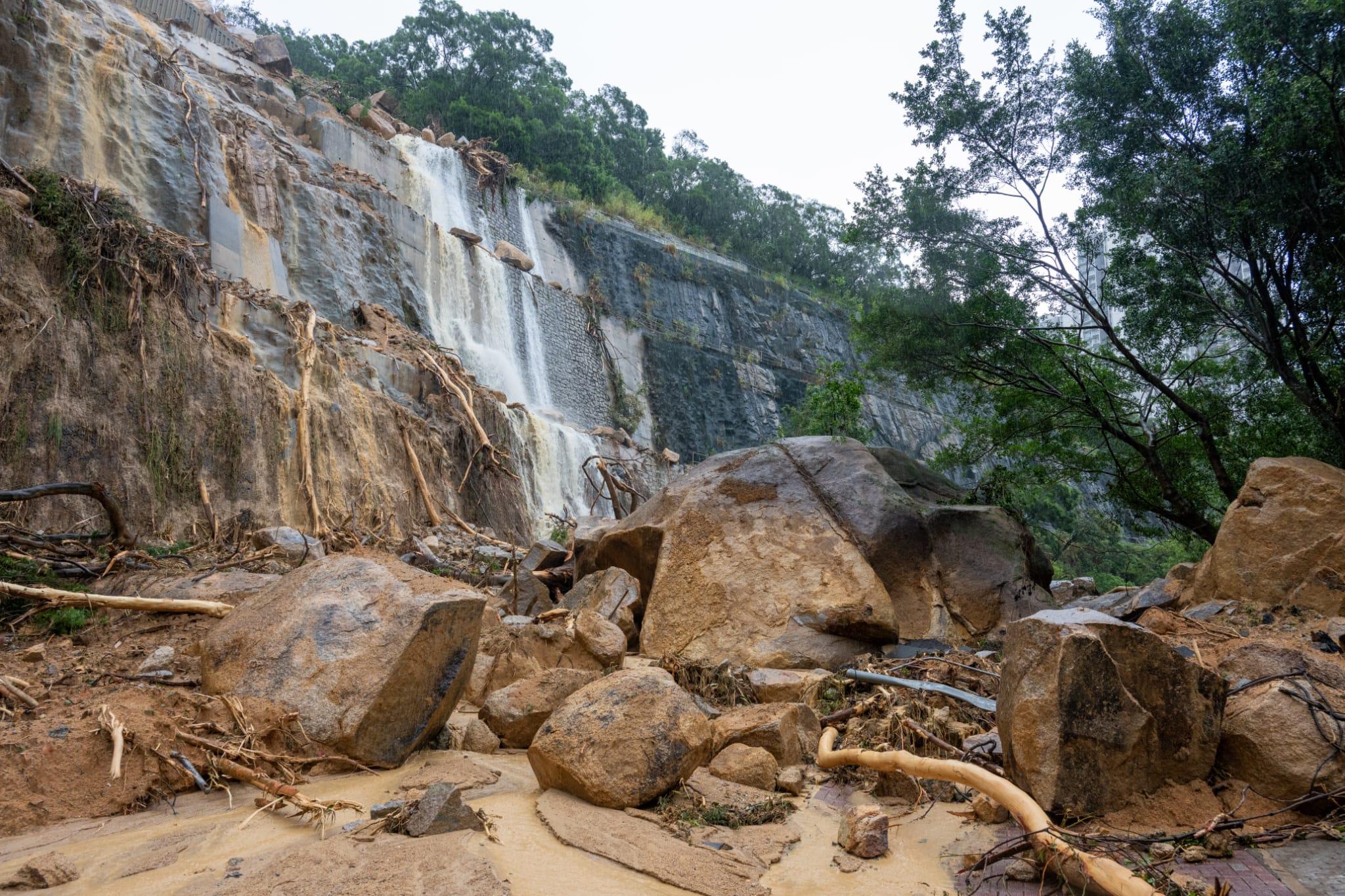 黑雨｜當局截至上午8時共接獲7宗山泥傾瀉報告。圖為筲箕灣耀興道有山泥傾瀉。(陳奕釗攝)