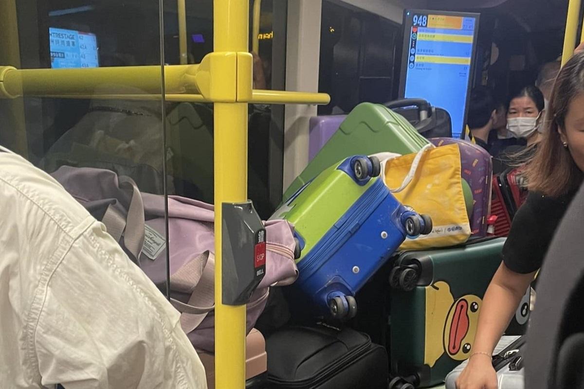 前往青衣的過海隧巴948線，近日再有街坊關注被旅客和行李「佔領」的情況。(網民Yetta Cwing@FB群組「青衣街坊吹水會」)