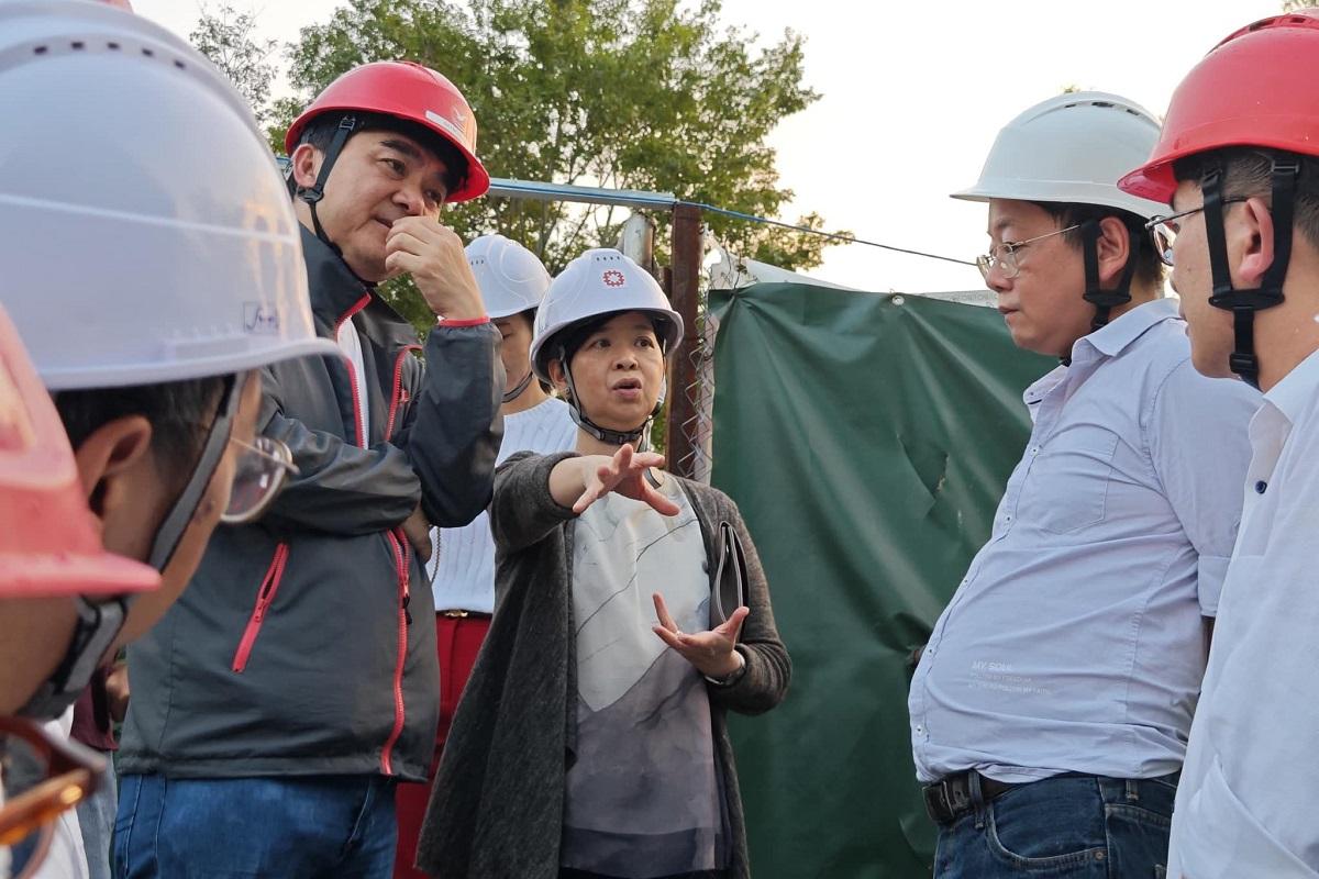 何永賢(中)今日傍晚親身視察恒莆新苑建築地盤。(何永賢FB)