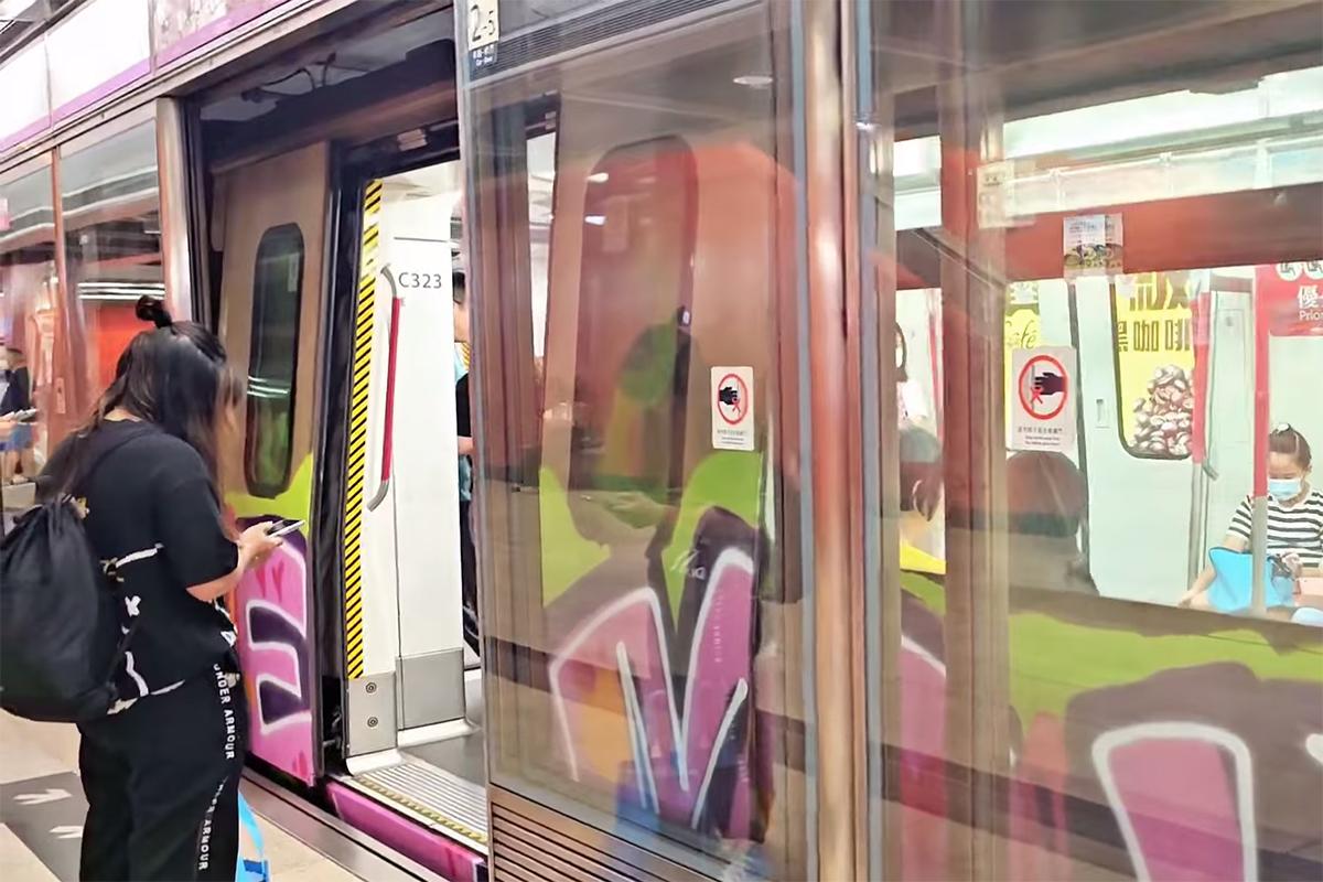 港鐵一列將軍澳綫列車懷疑被人塗鴉。(網民陳駿發@FB群組「香港鐵路動態追蹤組HKRG《mtr group》」)