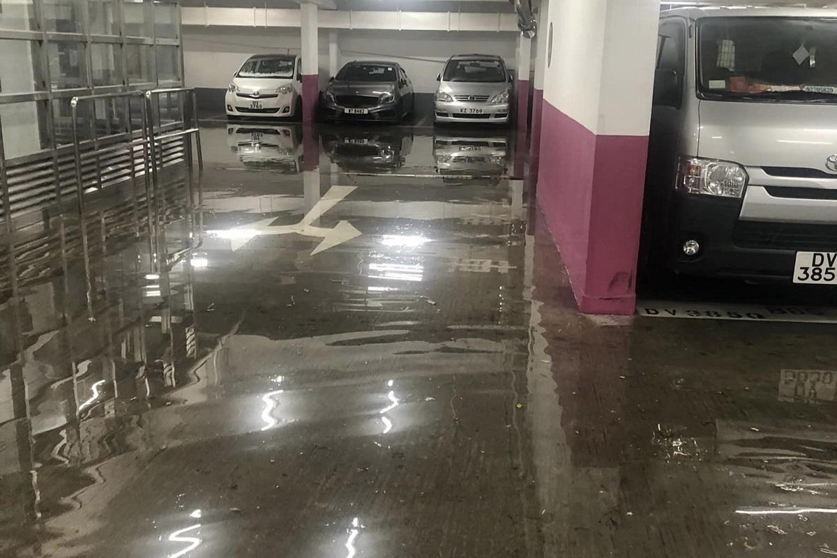 黑雨｜柴灣環翠邨有停車場水浸。(網民Chi Hin@FB群組「柴灣人柴灣事」)