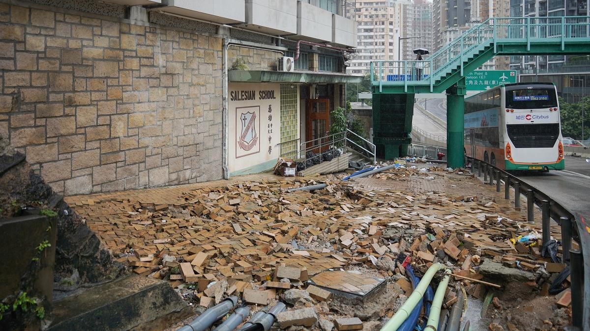 筲箕灣慈幼學校門外行人路被暴雨沖毀。(資料圖片／李睿哲攝)