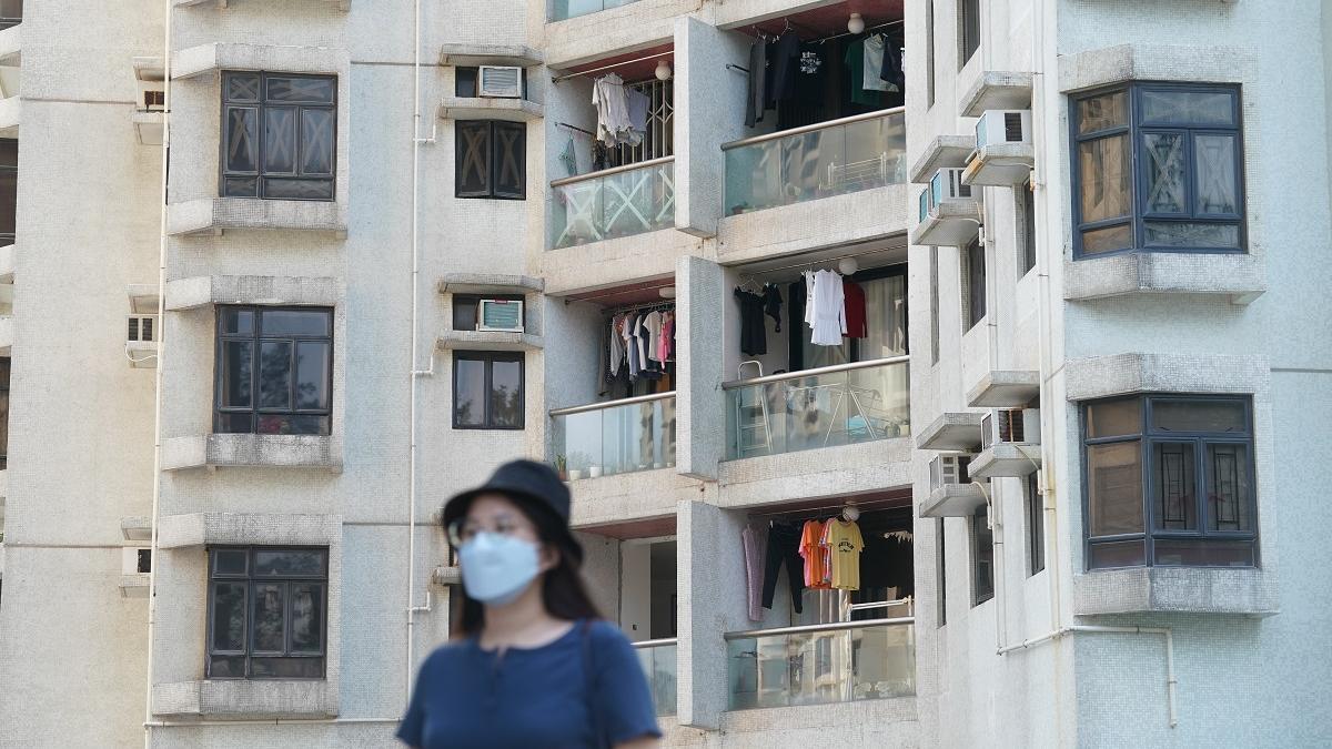 杏花邨不少臨海住戶都在颱風襲港前，在玻璃窗以「交叉」形式貼上膠紙預防。(資料圖片／陳奕釗攝)