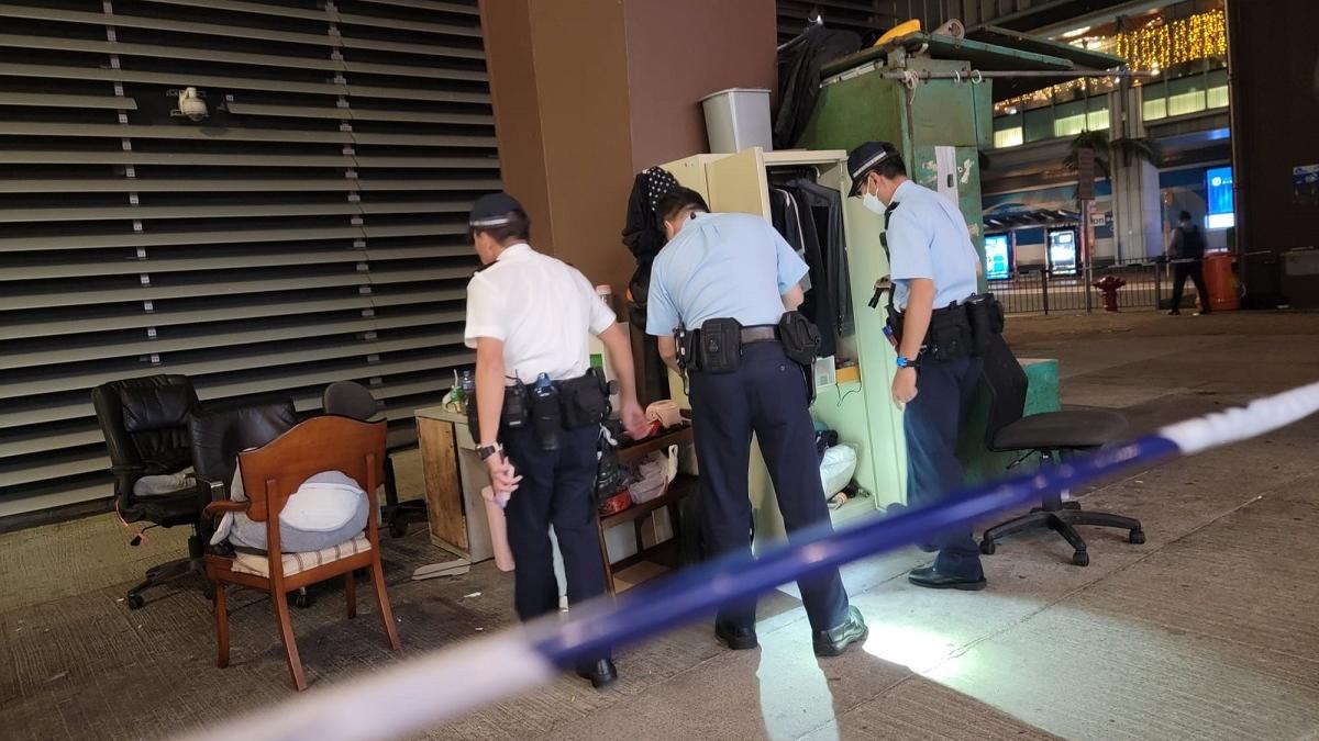 警員接報到場在涉事報紙檔調查。(鍾式明攝)