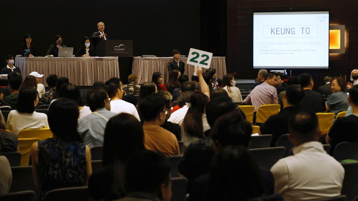 自訂車牌「KEUNG T0」今日最終以3.8萬元成交。(林俊源攝)